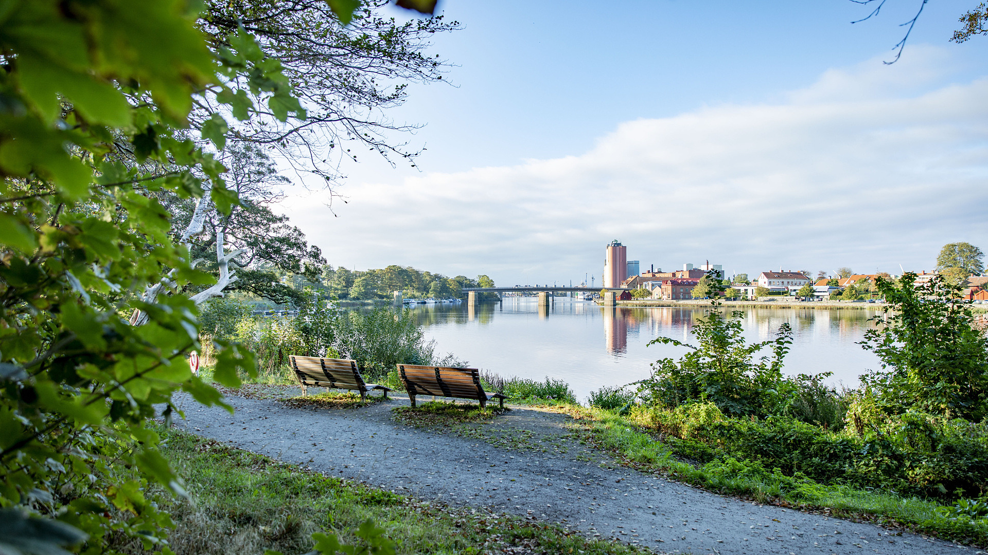 Vacker vy från strandpromenaden ut mot hamnen