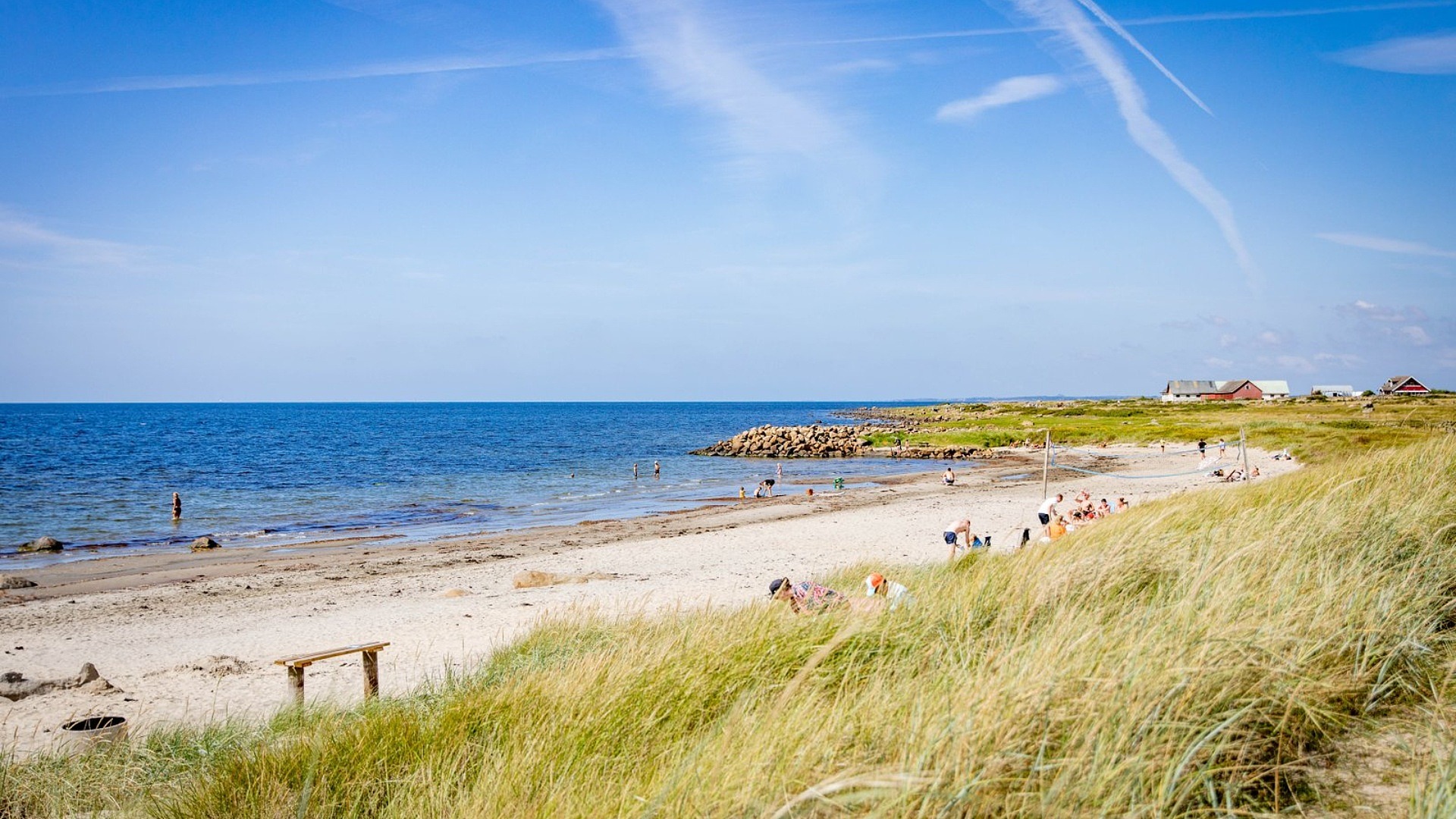 En vidsträckt sandstrand.